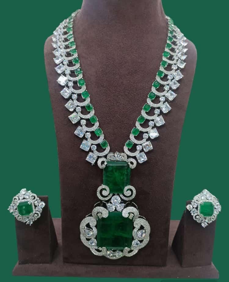 The Verona Emeralds Necklace Set
